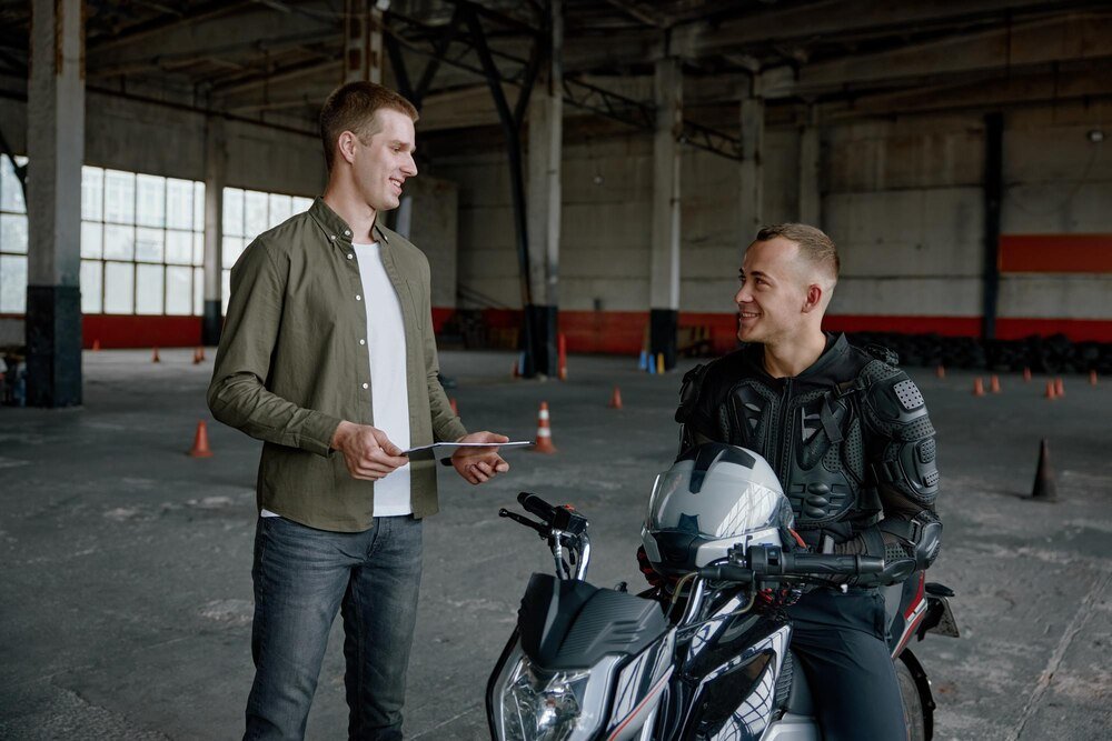 Umowa kupna sprzedaży motocykla: kluczowe aspekty podatkowe przy transakcjach