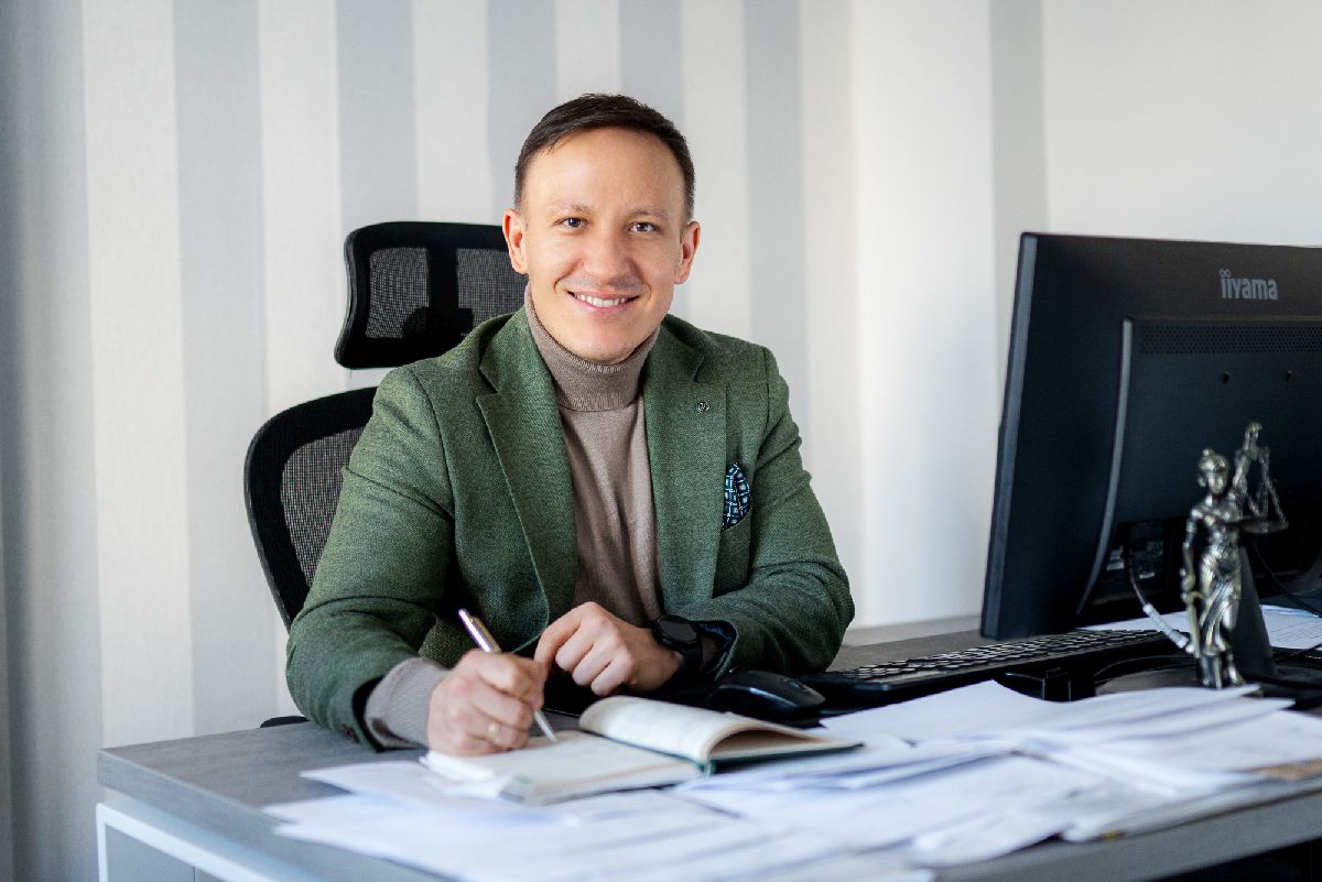 Adwokat Grzegorz Walerjańczyk z Kancelarii EGW – ekspert od trudnych postępowań o upadłość konsumencką, siedzący przy biurku w biurze.
